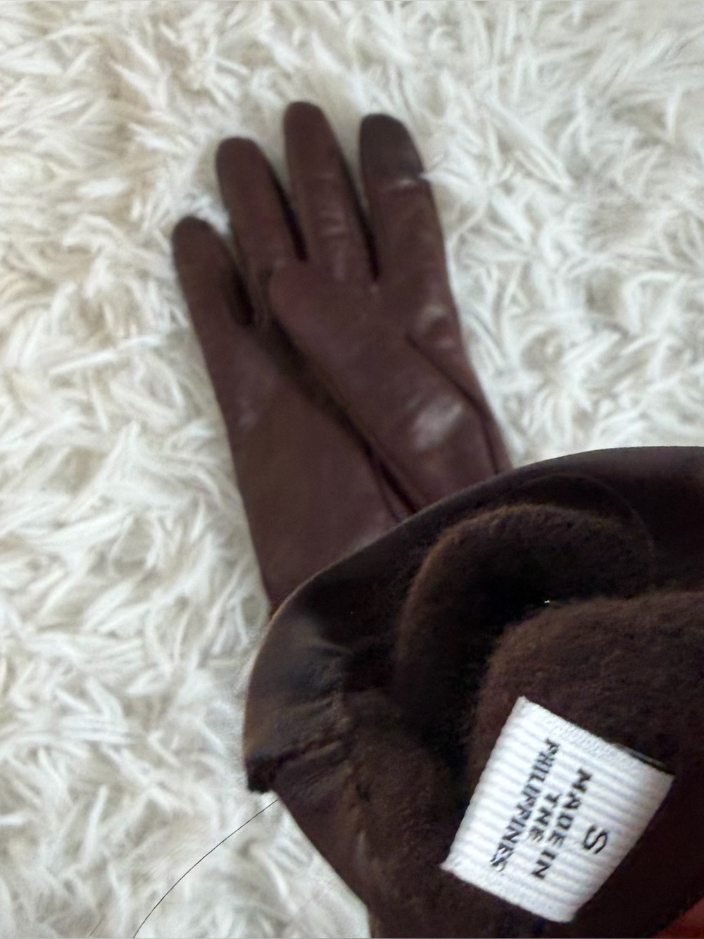 Aritzia Renown Leather Gloves - Picture 6 of 9